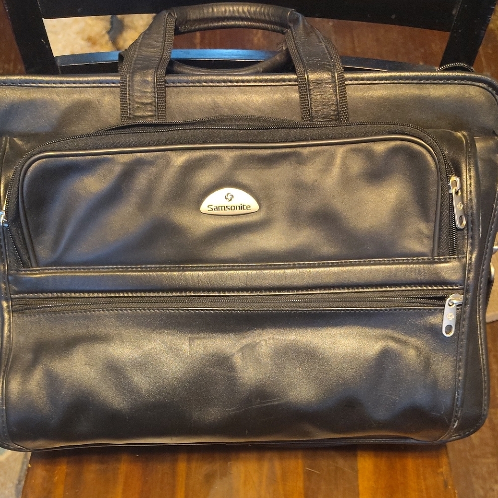 Samsonite Black Briefcase with Sleek Design